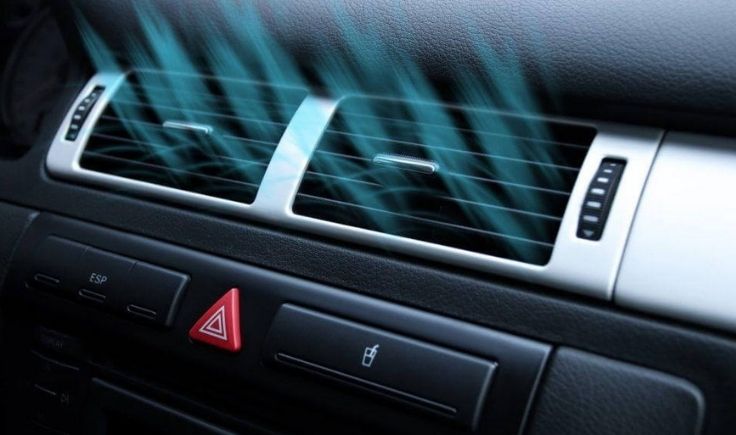 O ar-condicionado de carro serve não só para regular a temperatura nos dias mais abafados, mas também são importantes nos dias de chuva, pois evitam que os vidros embacem e atrapalhe a visão do motorista.