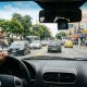 Para-brisa de carro com trinca visível causada por impacto, vista de dentro do veículo