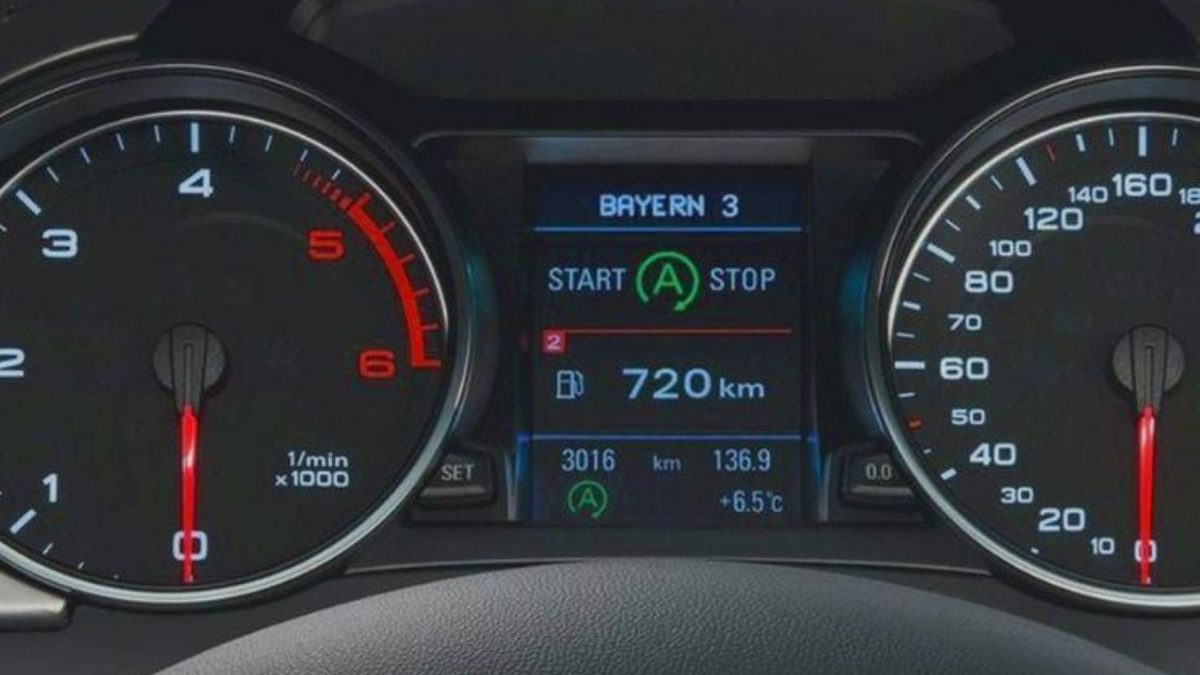 Painel do carro mostrando o sistema start-stop ativado, com o ícone "A" no display central.