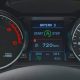 Painel do carro mostrando o sistema start-stop ativado, com o ícone "A" no display central.