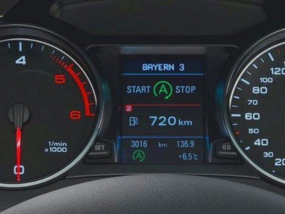 Painel do carro mostrando o sistema start-stop ativado, com o ícone "A" no display central.