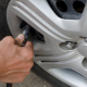 A calibragem de pneus é uma tarefa fácil, mas a sua importância pode passar desapercebida por alguns condutores. A pressão incorreta coloca a vida dos passageiros e do condutor em risco
