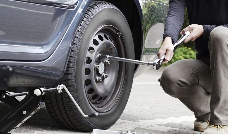 Saber trocar o pneu do carro é algo fundamental para todo motorista, afinal vez ou outra vai acontecer do pneu furar e você mesmo terá que saber o que fazer nessa situação.