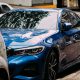 Carro azul estacionado com vidros escurecidos por película automotiva.