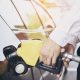 Homem abastecendo o carro com o bico da bomba de combustível em um posto de gasolina.