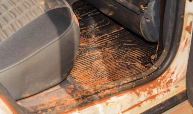 Os tapetes de carro protegem o veículo de pequenos danos, evitam que os pés do motorista escorreguem e tem a tarefa de facilitar a limpeza interna.