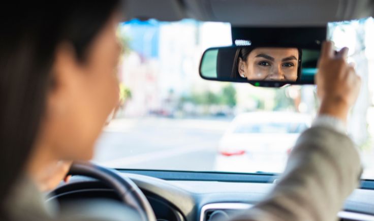 O espelho retrovisor interno ou externo tem a função de auxiliar o condutor a enxergar as áreas laterais ou traseiras do carro.