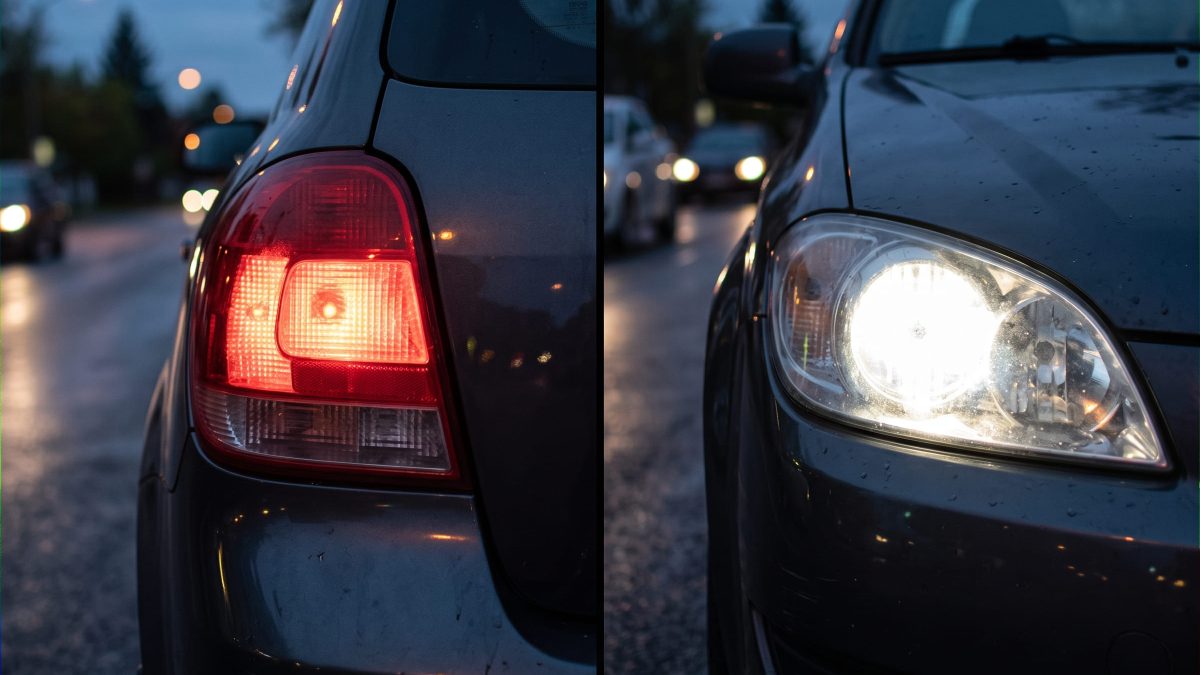 Imagem dividida mostrando a lanterna traseira vermelha acesa à esquerda e o farol dianteiro branco aceso à direita de um carro, ao entardecer.