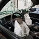 Airbags do motorista e do passageiro acionados após uma colisão, vistos de dentro do carro.