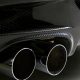 Ponteiras duplas de escapamento em carro esportivo com acabamento em fibra de carbono.