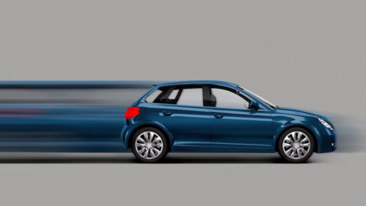 Carro hatch azul em movimento com efeito de desfoque de velocidade, simulando um controle de estabilidade, sobre fundo cinza.