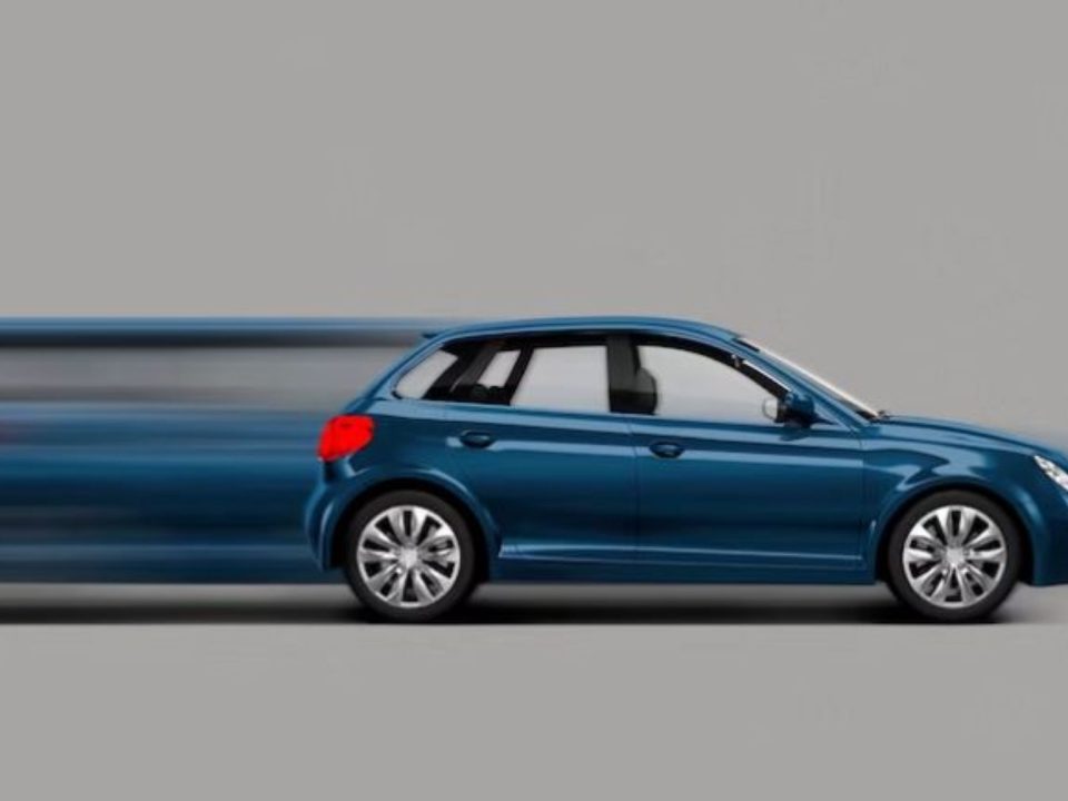 Carro hatch azul em movimento com efeito de desfoque de velocidade, simulando um controle de estabilidade, sobre fundo cinza.