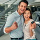 casal feliz depois de financiar um carro usado