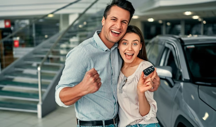 casal feliz depois de financiar um carro usado