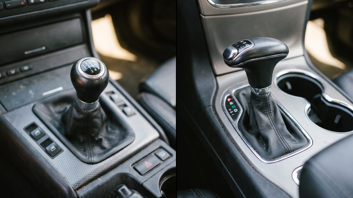 Comparação lado a lado entre alavanca de câmbio manual à esquerda e alavanca de câmbio automático à direita, ambas dentro do console central do carro.