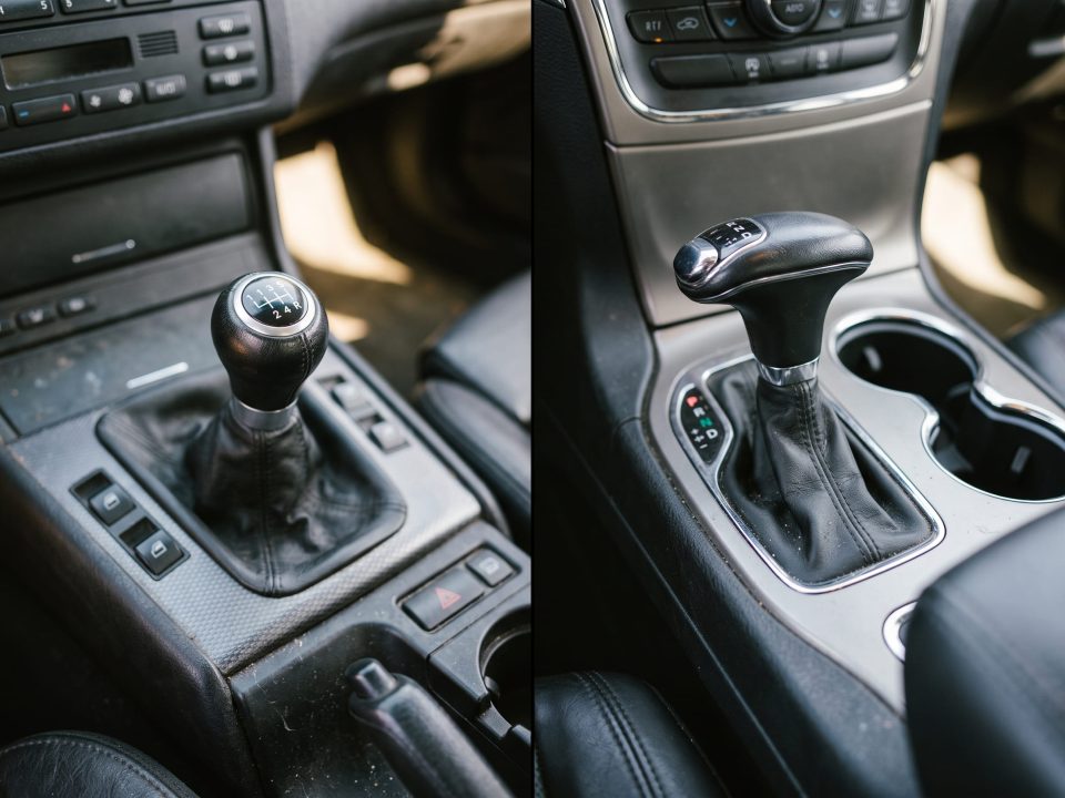 Comparação lado a lado entre alavanca de câmbio manual à esquerda e alavanca de câmbio automático à direita, ambas dentro do console central do carro.