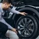 O rodízio de pneus é uma prática simples, mas crucial, para garantir a segurança e prolongar a vida útil dos pneus do seu veículo.