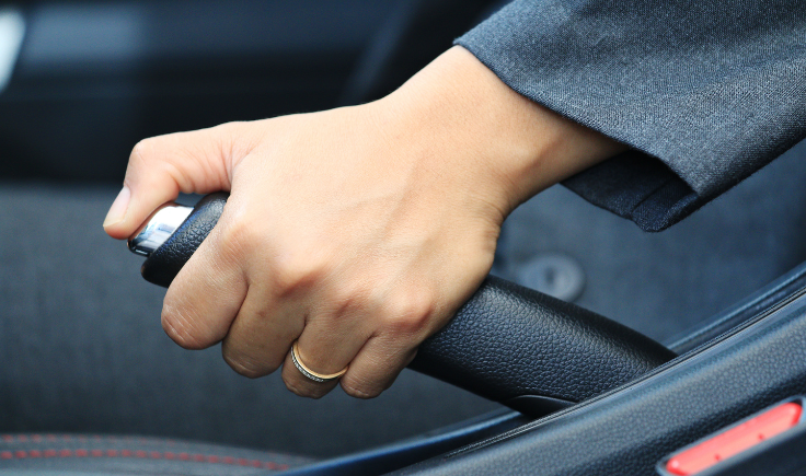 O freio de mão é um componente vital do sistema de frenagem dos veículos, essencial para garantir a segurança e a estabilidade do carro quando ele está estacionado.