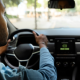 homem dirigindo carro com sistema adas