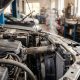 Radiador do carro com vapor saindo, indicando superaquecimento do motor.